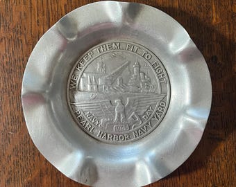 Cenicero antiguo del astillero naval de Pearl Harbor de 1945 - Los mantenemos en forma para luchar - Marina de los EE. UU. de la Segunda Guerra Mundial - Recuerdo de la Segunda Guerra Mundial - Cenicero de la década de 1940