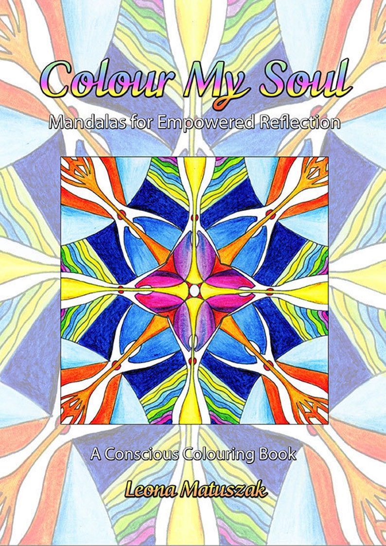 K&ouml;nnte beinhalten: Ein Malbuch mit dem Titel "Colour My Soul: Mandalas f&uuml;r empowerte Reflexion" mit einem farbenfrohen Mandala-Design auf dem Cover. Ein bewusstes Malbuch von Leona Matuszak.