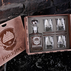 Personalized whiskey decanter set with engraved glasses, custom wooden gift box, hunting theme barware, Thanksgiving gift for men and dad