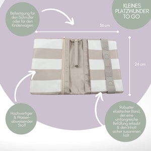 Puede incluir: Una colchoneta para cambiar de color gris y blanco a rayas con cierre de cremallera y una correa DELOA. La colchoneta mide 36 cm por 24 cm. Se describe como una "peque&ntilde;a maravilla de espacio para llevar" y est&aacute; hecha de un material resistente al agua.