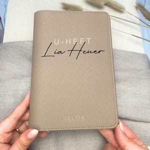 Funda U-book DELOA ®, funda U-book con compartimento para certificado de vacunación en piel sintética Saffiano