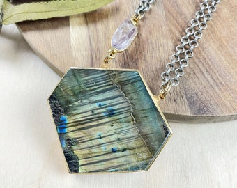 Gera/// Collar llamativo de capas de cuarzo hexagonal de labradorita de metales mixtos (DEJ-N24A29)