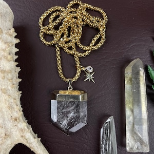 Sinoe/// Large Clear Quartz Charm Statement Necklace (DEJ-MAE12)