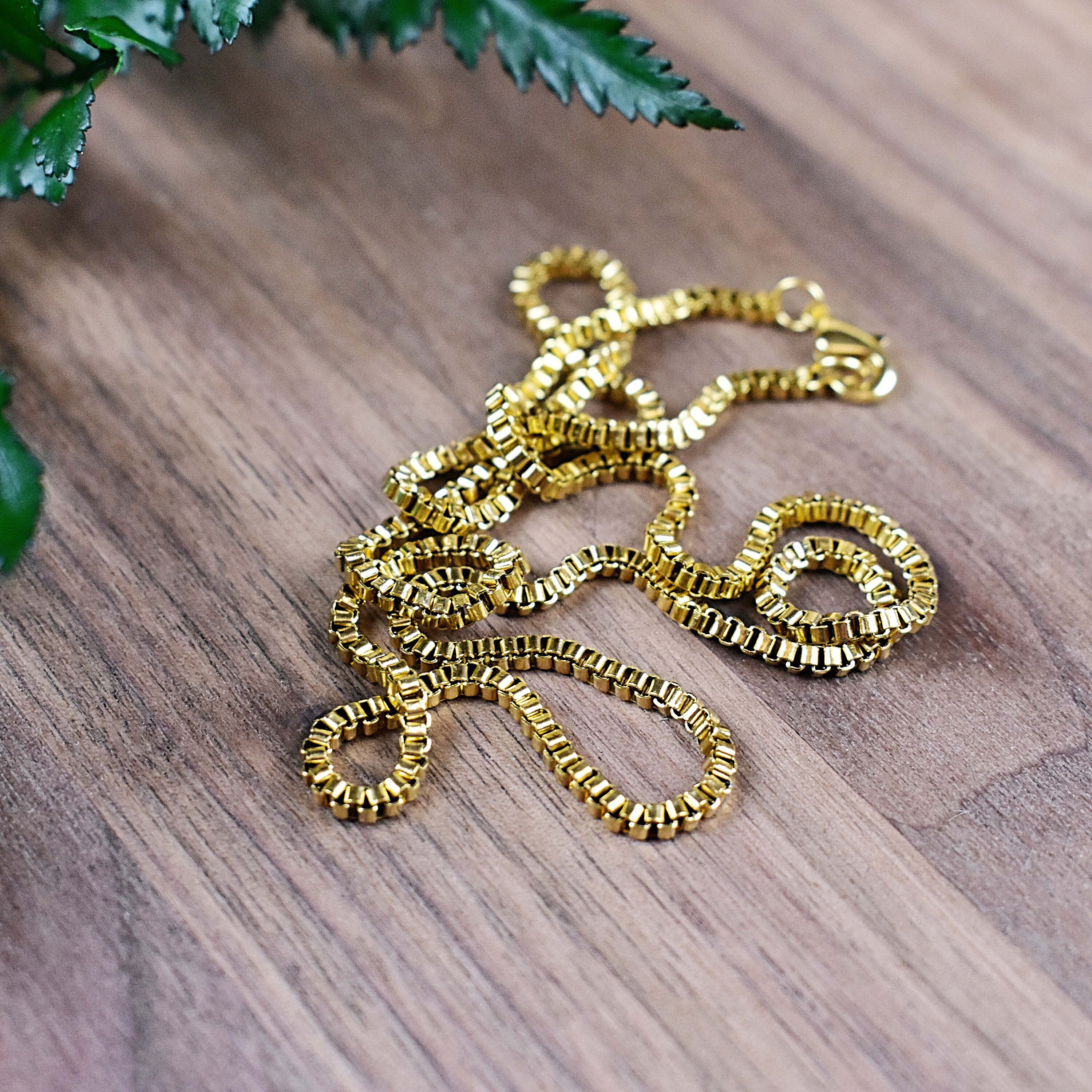 Collier Ras Du Cou Chaîne Dorée En Acier Inoxydable Avec Pierre Noire Carrée - Bijou Élégant Sans Marque