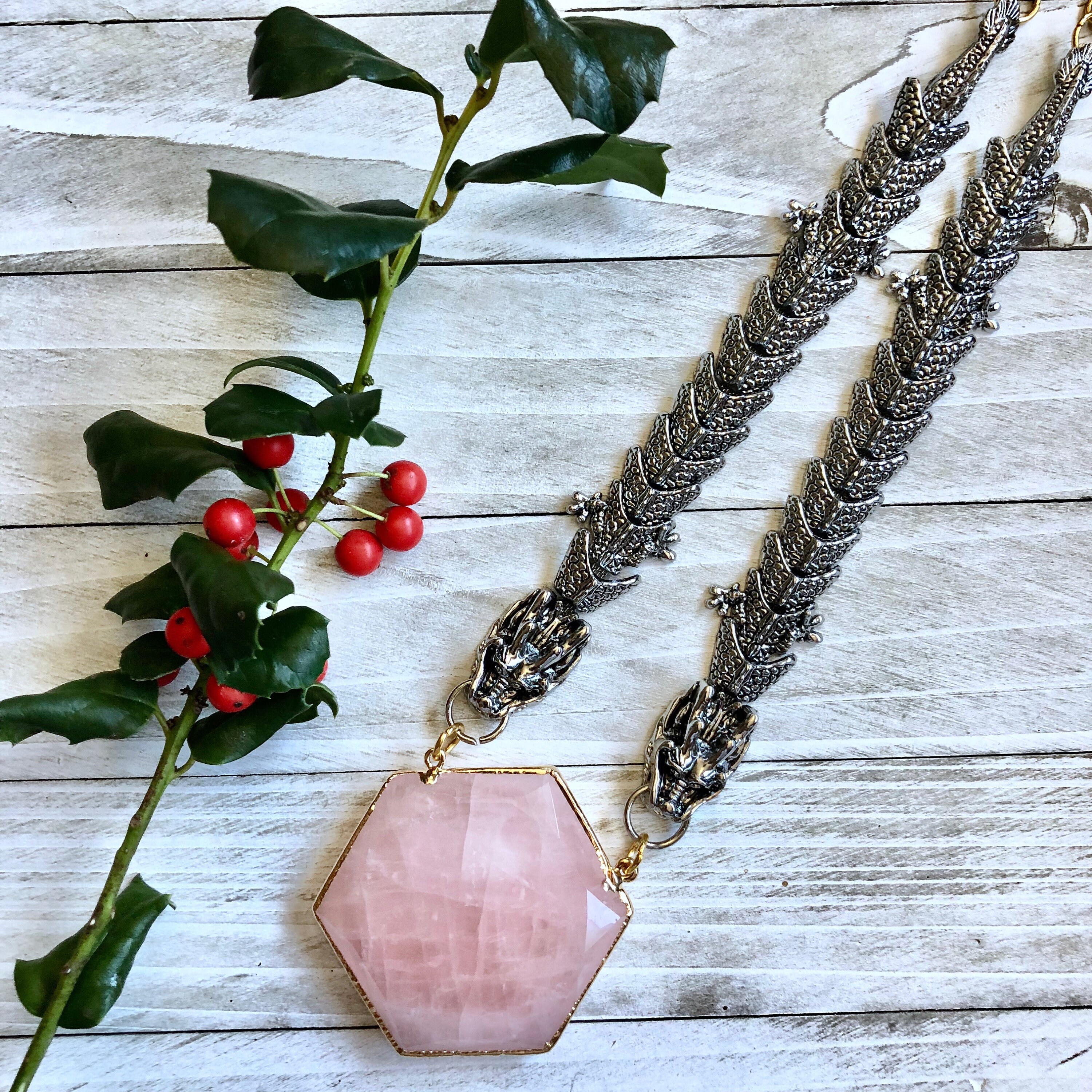 CELESTIA Collana Drago Con Cristalli E Pietre | Ciondolo In Rame Placcato Argento | Quarzo Rosa, Turchese, Malachite | Regalo Unisex