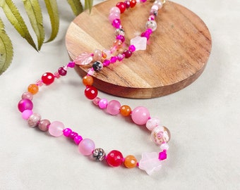 Collier de perles noué à la main avec confettis de cristal rose (DEJ-BBCA10-75)