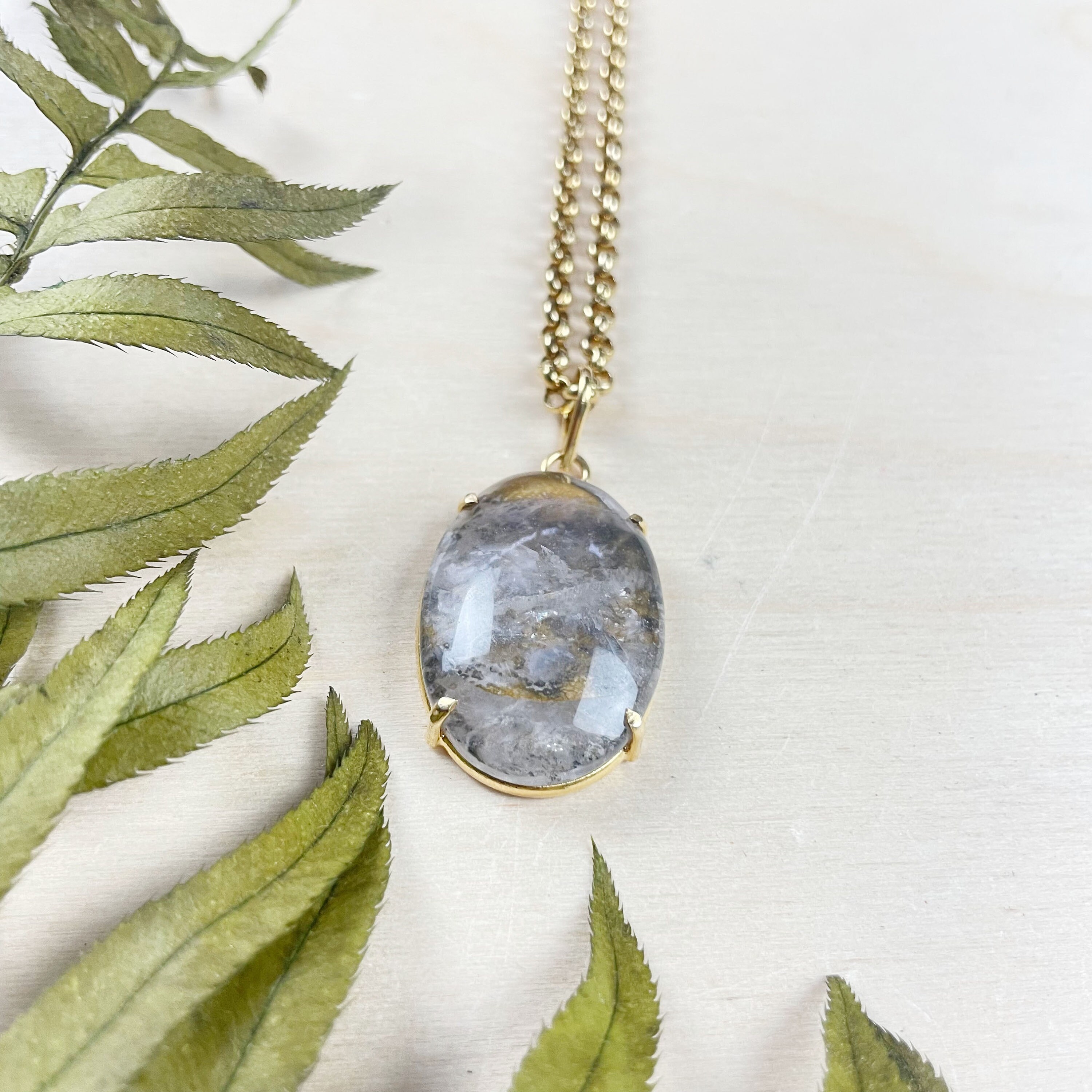 新作揃え Erah/// Gold Lodolite Garden Quartz Oval Statement Necklace ネックレス・ペンダント
