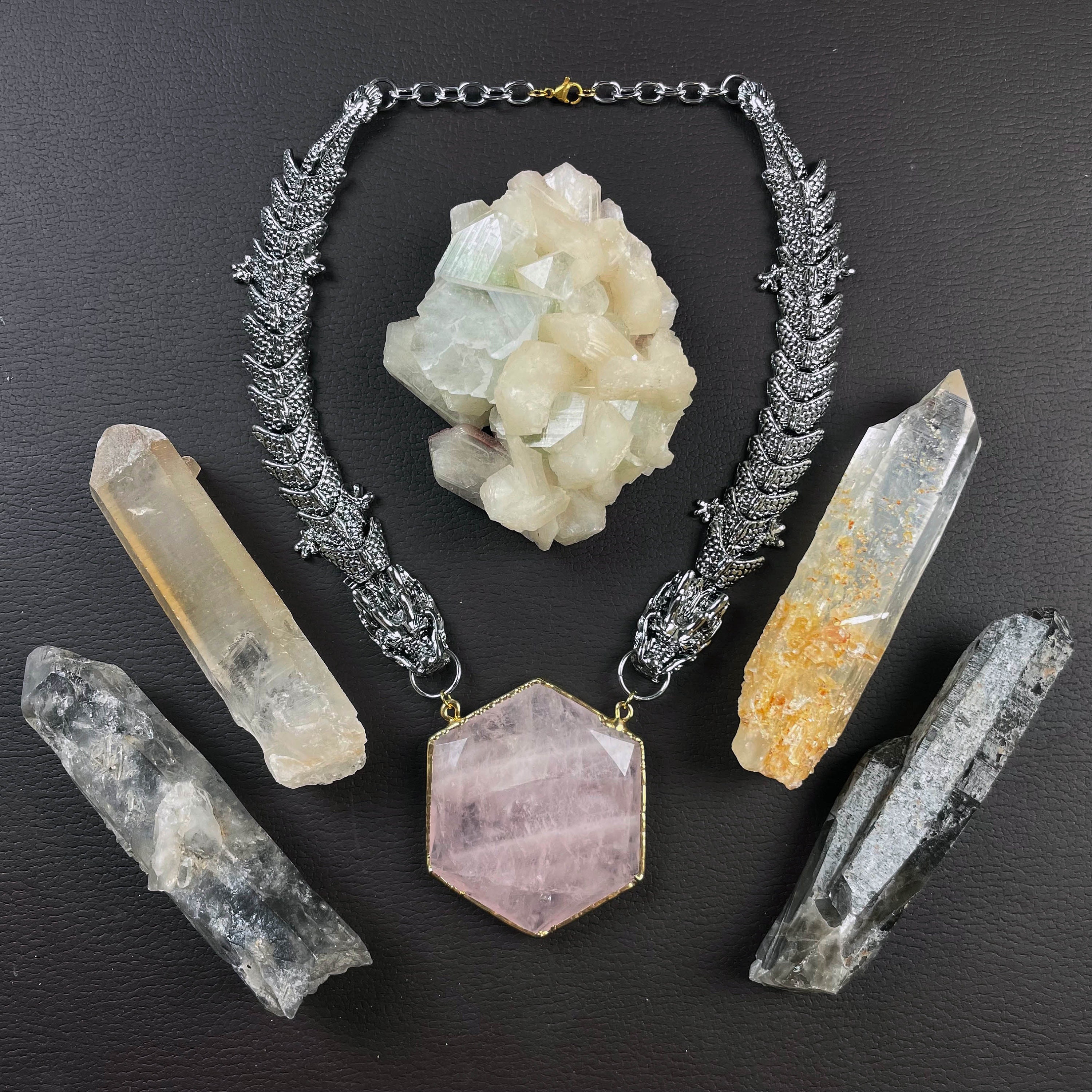 Molti Cristalli E Pietre Preziose Su Uno Sfondo Scuro Minerali Naturali Come Agata Ambra Quarzo Ametista E Altri Una Manciata Di Pietre Preziose Ai Generativa 45499833
