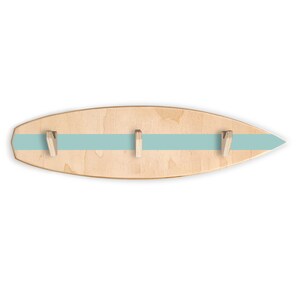 Könnte beinhalten: Ein Wandhaken aus Holz in Form eines Surfbretts mit drei Haken. Das Surfbrett ist mit einem hellblauen Streifen bemalt.