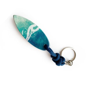 Surfbrett Schlüsselanhänger aus Holz - WAVE - mit UV Druck - Handgefertigtes Strand & Abenteuer Geschenk