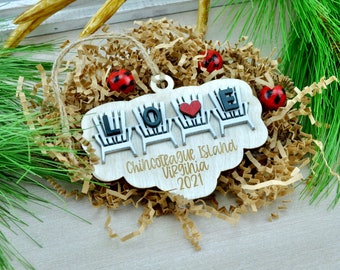 Chincoteague Island LOVE Chairs julgransprydnad, Chincoteague Island-prydnad, Chincoteague Island-present, LOVE Chairs-prydnad