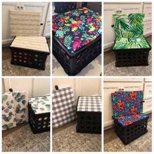Puede incluir: Una colecci&oacute;n de cajas de almacenamiento negras reutilizadas como asientos, cada una con un asiento acolchado. Los cojines presentan varios patrones, incluyendo flores tropicales, hojas de palma, eucalipto y cuadros. Las cajas se muestran en un entorno dom&eacute;stico.