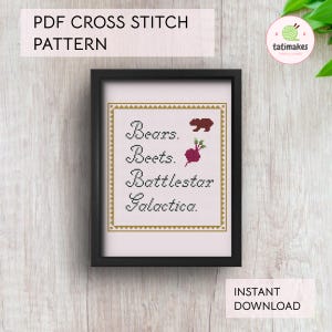 Puede incluir: Un patrón de punto de cruz enmarcado con las palabras "Bears. Beets. Battlestar Galactica." en una fuente decorativa. El diseño incluye un oso pardo y una remolacha. También se ve el texto "PDF Cross Stitch Pattern" y "Instant Download".