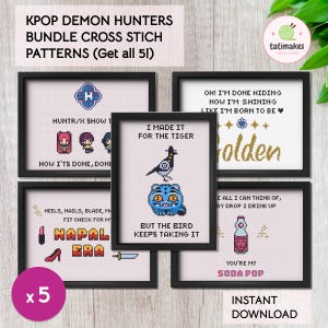 Puede incluir: Un conjunto de cinco patrones de punto de cruz enmarcados con temas de KPOP Demon Hunters. Cada patrón presenta diseños pixelados y texto, incluyendo frases como "I made it for the tiger" y "You're my soda pop". Descarga instantánea.