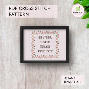 Puede incluir: Un patrón de punto de cruz enmarcado con el texto "BETTER DONE THAN PERFECT" en negro. El diseño está rodeado por un borde de flores rosas y hojas verdes. También se ven las palabras "PDF CROSS STITCH PATTERN" e "INSTANT DOWNLOAD".