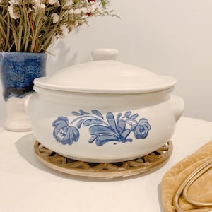 Pfaltzgraff Yorktowne 2qt Covered Casserole Dish, Stoneware, Blue Cornflower, serving ware, bakeware
