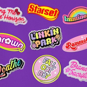 Könnte beinhalten: Eine Sammlung bunter Aufkleber mit Bandnamen und Slogans auf lila Hintergrund. Die Aufkleber zeigen Texte wie "Bring Me The Horizon", "Starset", "Imminence", "thrown", "Linkin Park", "Rammstein", "Loathe", "Fall Out Boy" und "Brand of Sacrifice".