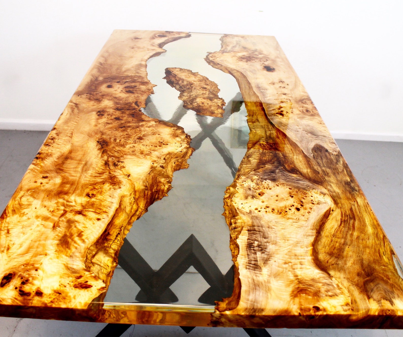 Дверь из эпоксидной смолы и дерева своими руками