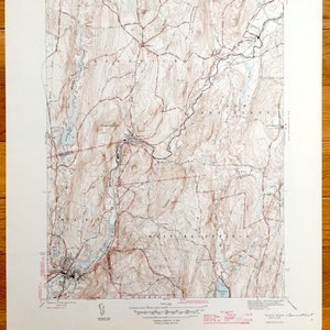 以下が含まれることがあります： マサチューセッツ州ウォーウィック地域のヴィンテージ地形図。この地図は、地域の地形、道路、水路を示しています。地図は白黒で印刷されており、茶色の等高線が描かれています。