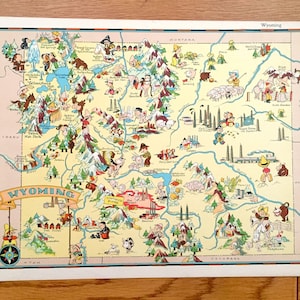 Ancienne carte de l'État du Wyoming de 1935 de Our Gay Geography par Ruth Taylor - Jackson Hole, Grand Tetons, Parc national de Yellowstone, Cheyenne, Wyoming
