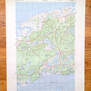 Puede incluir: Un mapa topográfico vintage de Dennis, Massachusetts, que muestra carreteras, vías fluviales y características del terreno. El mapa está impreso en un fondo blanco con líneas y texto azules, verdes y marrones. El mapa está titulado "Dennis, Massachusetts" e incluye el número de hoja "D2746 25-105".