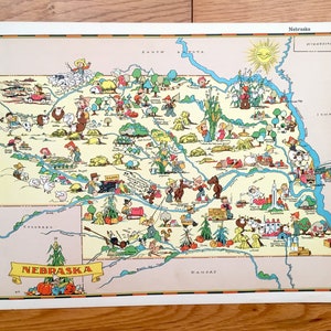 Antieke kaart van de staat Nebraska uit 1935 uit Our Gay Geography door Ruth Taylor - Omaha, Lincoln, Bellevue, Grand Island, Kearny, Fremont, Hastings NE