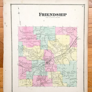 Pode incluir: Um mapa vintage de Friendship, Nova Iorque, mostrando os diferentes distritos e a localização do correio. O mapa é impresso em preto e branco com seções coloridas para cada distrito. A escala é de 1,5 polegadas por milha.