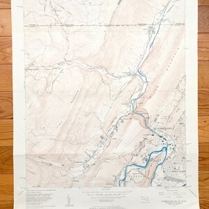 Könnte beinhalten: Eine alte topografische Karte von Cumberland, Maryland und Pennsylvania. Die Karte zeigt das Gebiet um die Stadt Cumberland, einschließlich des Potomac River, der umliegenden Berge und der Straßen und Eisenbahnen, die das Gebiet verbinden. Die Karte ist in Schwarzweiß auf weißem Hintergrund gedruckt.
