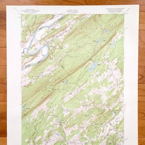以下が含まれることがあります： ニューヨーク州プラッツビルのヴィンテージ地形図。地図には、道路、川、その他の地理的特徴の場所が示されています。地図は、白地に緑、青、茶色の線とテキストで印刷されています。