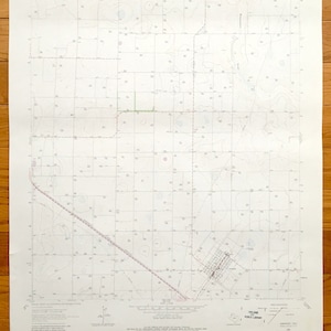 Könnte beinhalten: Eine topografische Karte in Schwarzweiß des Bundesstaates Texas, die das Gebiet um die Stadt "Lamesa" zeigt. Die Karte ist in ein Raster von Quadraten unterteilt, wobei Höhenlinien und andere Merkmale in Schwarz markiert sind. Die Karte ist mit 1953 datiert.