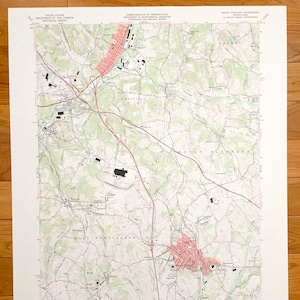 Peut inclure: Une carte topographique vintage de Mount Pleasant, en Pennsylvanie, montrant les environs avec des routes, des rivières et des courbes de niveau. La carte est imprimée sur du papier et a un fond brun clair avec des lignes vertes et brunes.