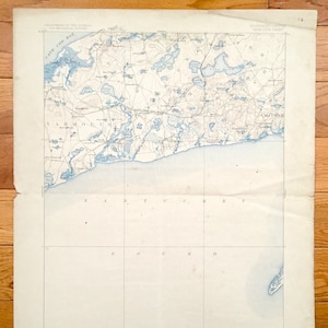 Può includere: Una mappa vintage della zona della baia di Cape Cod nel Massachusetts, che mostra le città di Chatham, Yarmouth e Harwich. La mappa è stampata su carta color crema con linee blu e testo.