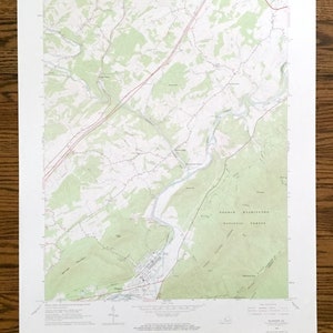 Könnte beinhalten: Eine Vintage-topografische Karte von Glasgow, Virginia, die den George Washington National Forest zeigt. Die Karte ist in Schwarz, Rot und Grün auf weißem Papier gedruckt. Die Karte enthält Straßen, Flüsse und Höhenlinien.