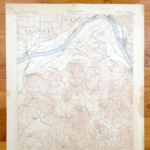 Puede incluir: Un mapa topográfico vintage del área de Hammond, Indiana, que muestra el río Ohio y el terreno circundante. El mapa está impreso en blanco y negro con líneas de contorno marrones.