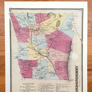 Könnte beinhalten: Eine Vintage-Karte von South Londonderry, Vermont, mit farbigen Bezirksgrenzen und Ortsnamen. Die Karte enthält ein Branchenverzeichnis und einen Maßstab von 3.8 cm pro Meile. Der Titel "Londonderry" wird vertikal rechts angezeigt.