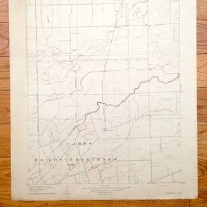 以下が含まれることがあります： カリフォルニア州カンポ・デ・ロス・フランセスのヴィンテージ地形図。道路、川、土地の区分が示されています。地図はクリーム色の紙に印刷されており、茶色の枠があります。