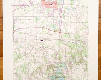 Op de afbeelding: Een vintage topografische kaart van Chesterton, Indiana, met wegen, rivieren en hoogtelijnen. De kaart is gedrukt op papier en heeft een lichtbruine kleur. De kaart is getiteld "Chesterton, Indiana" en bevat de tekst "Staat Indiana, Department of the Interior, Geological Survey, 1964".