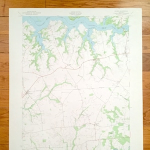 Könnte beinhalten: Eine Vintage-Topografiekarte des Gebiets Calera in Virginia. Die Karte zeigt die Lage von Flüssen, Straßen und anderen Merkmalen. Die Karte ist auf weißem Papier mit grünen und blauen Linien gedruckt.