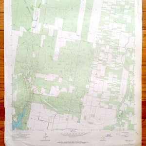 Peut inclure: Une carte topographique vintage de l'United States Geological Survey, montrant la zone autour de Lytle City, au Texas. La carte est imprimée sur papier et présente une palette de couleurs verte et blanche. La carte comprend des détails tels que les routes, les rivières et les courbes de niveau.
