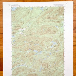 Könnte beinhalten: Eine topografische Karte des West Canada Lakes Quadrangle im Bundesstaat New York. Die Karte zeigt die Lage verschiedener Seen, Flüsse und Berge in der Gegend. Die Karte ist auf weißem Hintergrund mit grünen und braunen Linien und Text gedruckt.