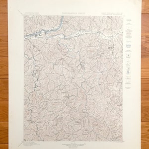 Könnte beinhalten: Eine Vintage-Topografiekarte von West Virginia und Kentucky, die die geografischen Merkmale der Region zeigt. Die Karte ist in Schwarzweiß auf cremefarbenem Papier gedruckt. Die Karte enthält eine Legende mit Symbolen für verschiedene Merkmale wie Straßen, Flüsse und Höhenangaben.