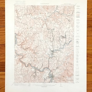 Peut inclure: Une carte vintage de Pennsylvanie, montrant la topographie de la région autour de Johnstown, en Pennsylvanie. La carte est imprimée en noir et blanc avec des lignes et du texte bruns. La carte comprend les villes de Newkirk, Hemfield, South Huntingdon, East Huntingdon, Lower Tyrone et Franklin.