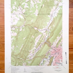 Könnte beinhalten: Eine alte topografische Karte der Gegend von Cumberland, Maryland. Die Karte zeigt die umliegenden Berge, Flüsse und Straßen. Die Karte ist auf Papier gedruckt und hat ein grün-braun-blaues Farbschema. Die Karte trägt den Titel "Cumberland MD PA W14"