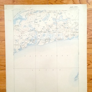 Può includere: Una mappa vintage della zona della baia di Cape Cod nel Massachusetts, che mostra le città di Chatham, Yarmouth e Harwich. La mappa è stampata su carta color crema e presenta inchiostro blu e nero.