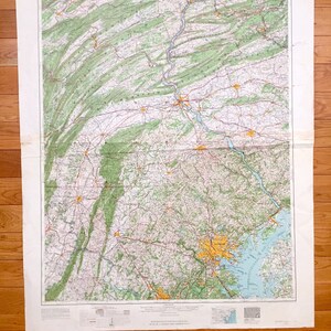 Może przedstawiać: Antyczna mapa obszaru Harrisburg w Pensylwanii. Mapa jest wydrukowana na papierze i przedstawia drogi, rzeki i inne cechy geograficzne. Mapa nosi tytuł "HARRISBURG" i datę "6-Aug-1948" w prawym górnym rogu.