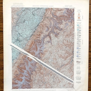 Op de afbeelding: Een geologische structuurkaart van het Pennsylvanische, Uniontown Quadrangle. De kaart toont de geologische formaties en kenmerken van het gebied, inclusief de locatie van rivieren, wegen en steden. De kaart is in zwart-wit met gekleurde lijnen en symbolen om verschillende geologische kenmerken aan te geven.