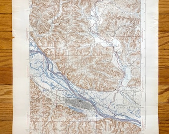 Op de afbeelding: Een vintage topografische kaart van de Verenigde Staten, die het gebied rond de stad Tulsa in Oklahoma laat zien. De kaart is gedrukt in bruine en blauwe inkt op wit papier en bevat details zoals rivieren, wegen en hoogtelijnen.