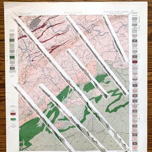Könnte beinhalten: Eine geologische Karte des Gebiets von Jefferson, North Carolina, die die verschiedenen Gesteinsformationen und ihre Altersstufen zeigt. Die Karte ist in Abschnitte unterteilt, die jeweils einen anderen Teil des Gebiets zeigen. Die Karte ist in Schwarzweiß gehalten, wobei einige Farben verwendet werden, um die verschiedenen Gesteinsformationen hervorzuheben.