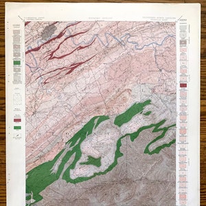 Könnte beinhalten: Eine Vintage-Karte der Grenze zwischen Tennessee und North Carolina, die den Bereich des Knoxville-Blattes zeigt. Die Karte ist in Schwarz, Weiß, Rot, Grün und Blau gehalten und enthält eine Legende mit geologischen Informationen. Die Karte trägt den Titel "Economic Geology" und "Tennessee-North Carolina, Knoxville Sheet."