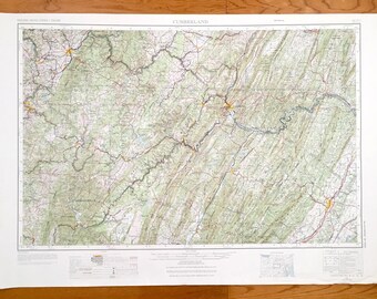 Puede incluir: Un mapa vintage de Cumberland, Tennessee, impreso en un fondo de papel blanco. El mapa muestra la topografía del área con líneas verdes, marrones y azules. El mapa está titulado "CUMBERLAND" en la parte superior central. El mapa está rodeado por un borde blanco.